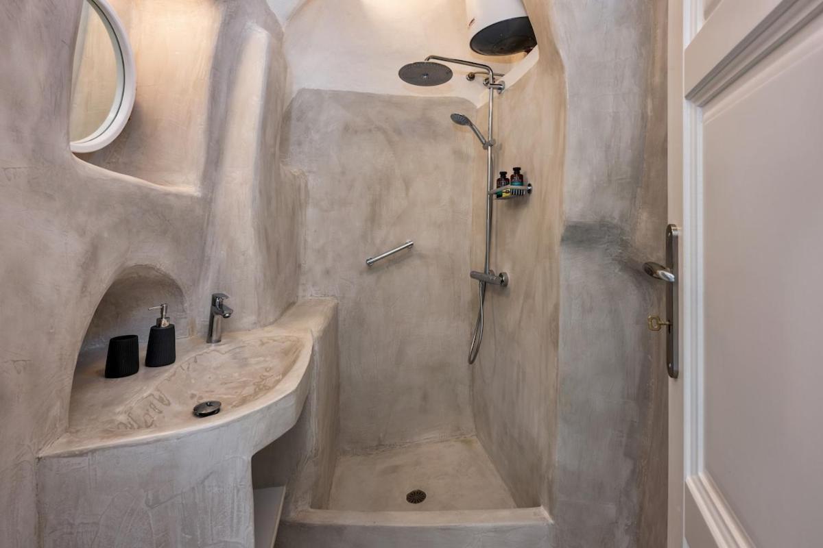 Gilbert'S Cave With Cave Jacuzzi Villa Megalochori  Bagian luar foto