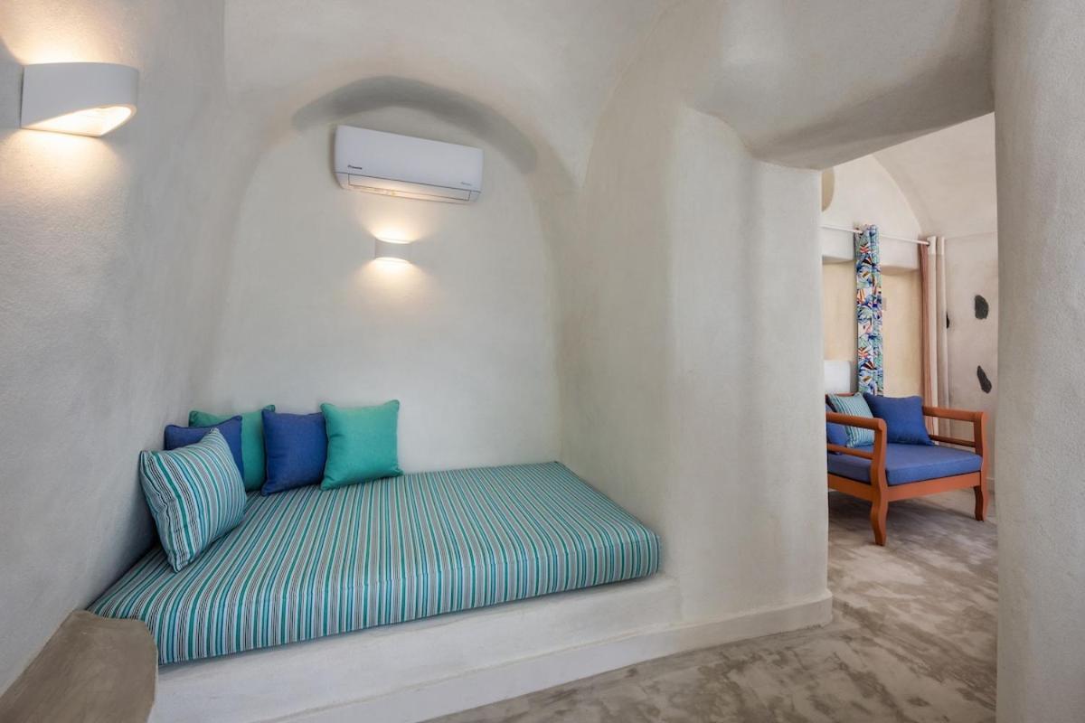 Gilbert'S Cave With Cave Jacuzzi Villa Megalochori  Bagian luar foto